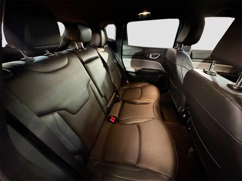 Used 2025 Jeep Compass Latitude image 25