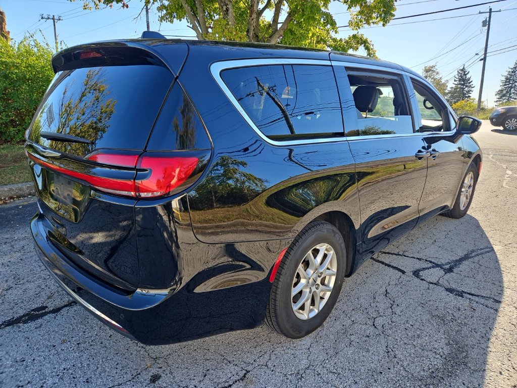Used 2025 Chrysler Pacifica Select FWD image 3