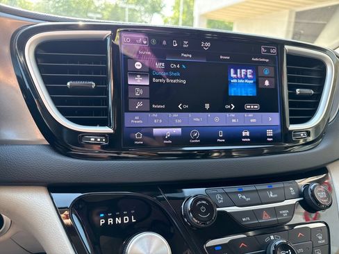 Used 2023 Chrysler Pacifica Touring-L FWD image 18