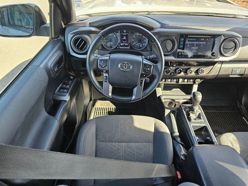 Used 2018 Toyota Tacoma TRD Off-Road w/ Technology Package AWD/4WD image 15