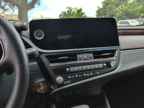 Certified 2025 Lexus ES 350 w/ Premium Package FWD image 9