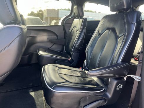 Used 2025 Chrysler Pacifica Limited FWD image 12
