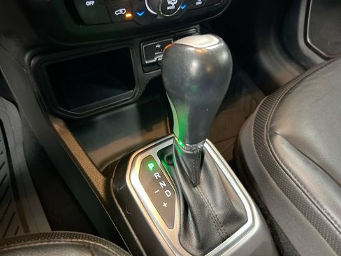 Used 2018 Jeep Renegade Limited w/ Advanced Technology Group FWD image 17