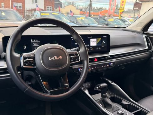 Used 2024 Kia Sorento S image 18