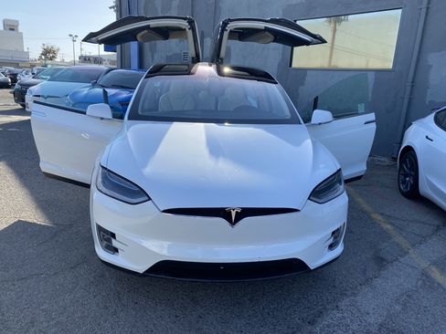 Used 2018 Tesla Model X 75D AWD/4WD image 4