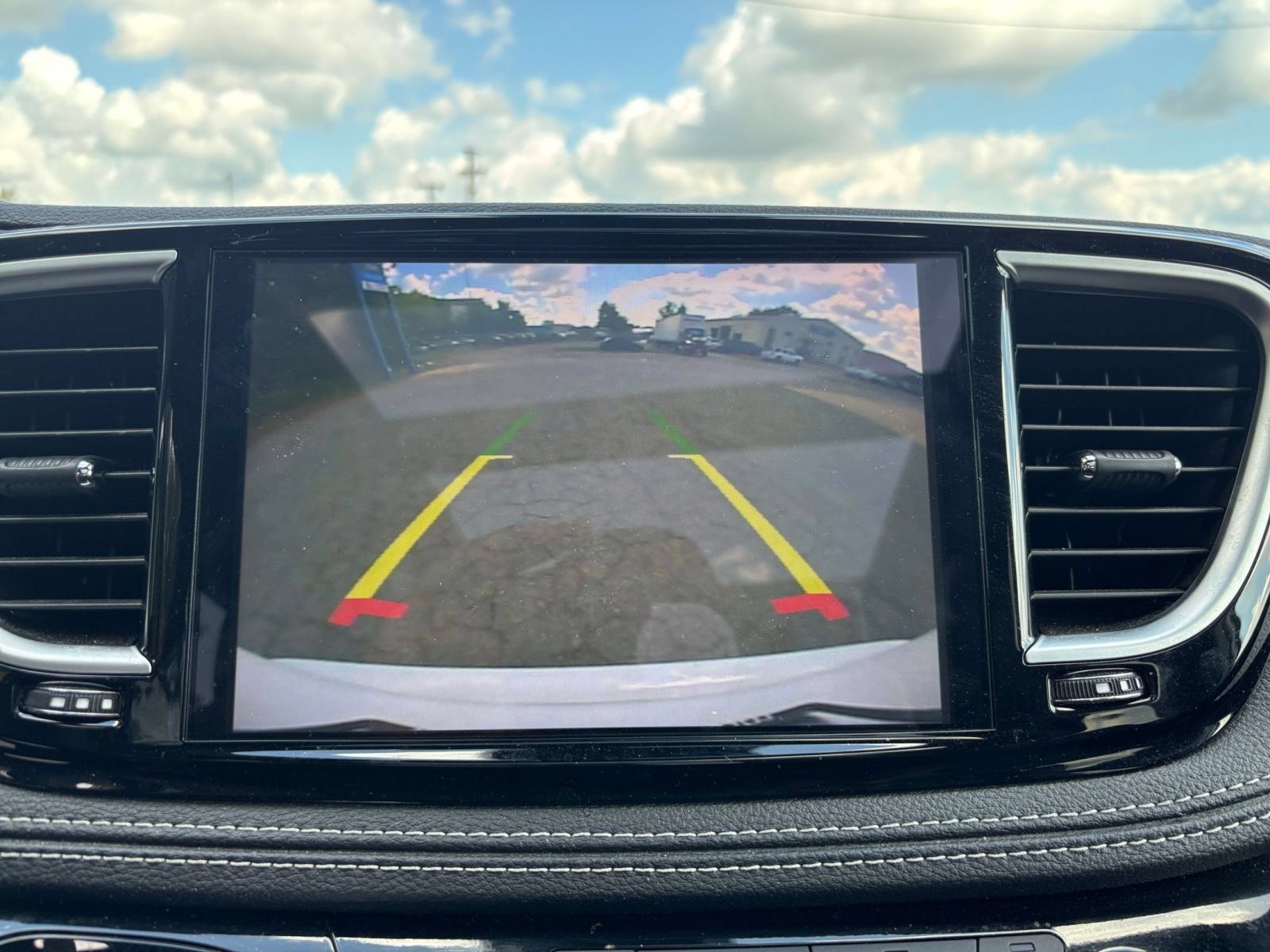 Used 2025 Chrysler Pacifica Limited FWD image 25