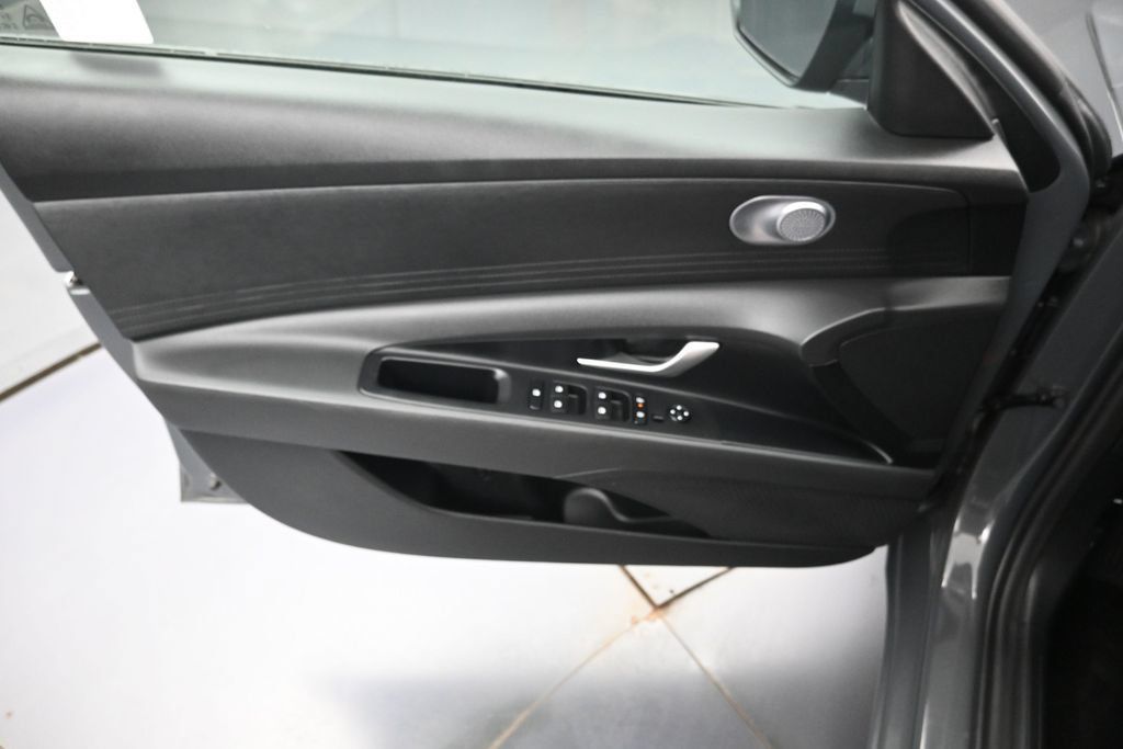 Used 2025 Hyundai Elantra SE FWD image 23