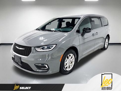 Used 2025 Chrysler Pacifica Select FWD image 1