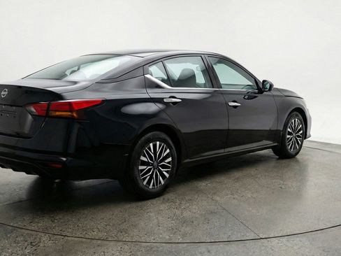 Used 2025 Nissan Altima 2.5 SV image 9