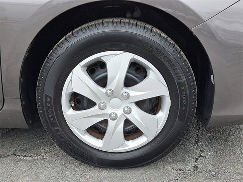 Used 2015 Toyota Camry LE image 8