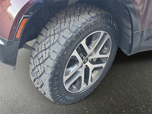 Used 2023 Land Rover Defender 130 X-Dynamic SE image 32