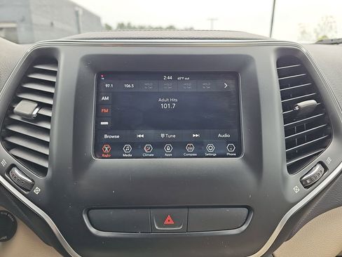 Used 2020 Jeep Cherokee Latitude FWD image 24