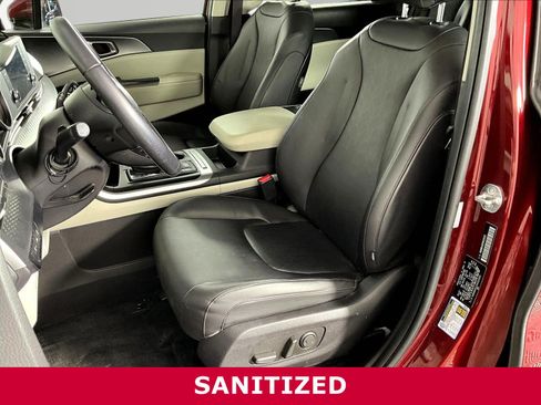 Used 2024 Kia Carnival LX FWD image 19