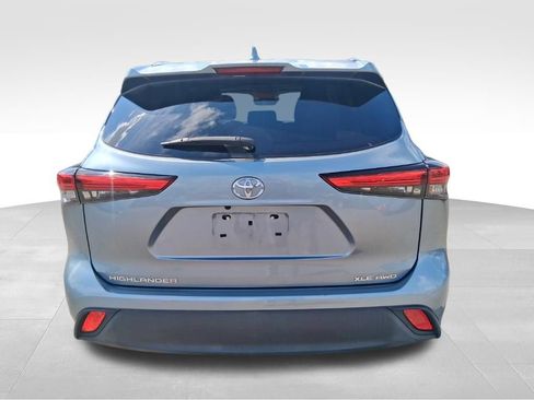 Used 2021 Toyota Highlander XLE AWD/4WD image 7