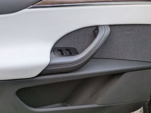 Used 2022 Tesla Model X image 13