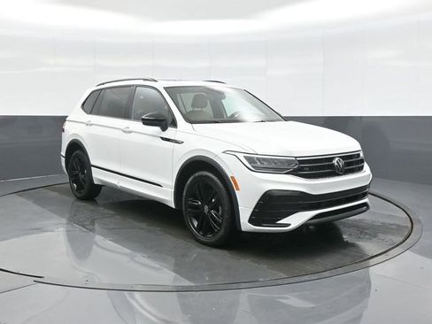 Used 2022 Volkswagen Tiguan SE R-Line image 1