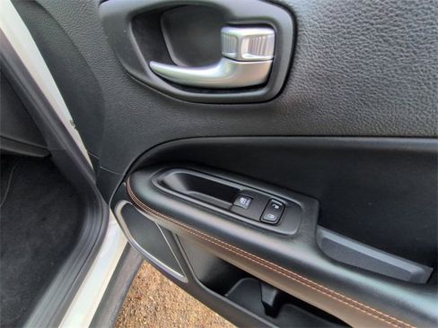 Used 2020 Jeep Compass Limited image 27