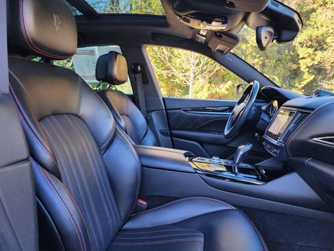 Used 2021 Maserati Levante Base image 12