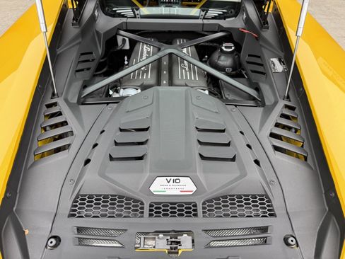 Used 2021 Lamborghini Huracan EVO image 28