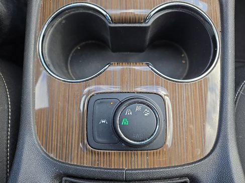 Used 2023 GMC Acadia SLE image 31