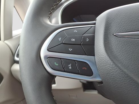 Used 2024 Chrysler Pacifica Limited FWD image 24