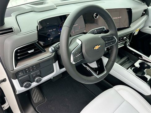 New 2025 Chevrolet Suburban Premier image 6