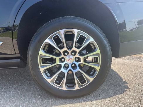 Used 2026 GMC Yukon Denali w/ Sun & Power Step Package AWD/4WD image 15