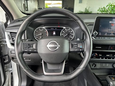 Used 2025 Nissan Rogue SV FWD image 25