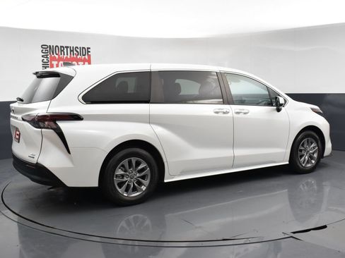 Used 2024 Toyota Sienna XLE FWD image 4