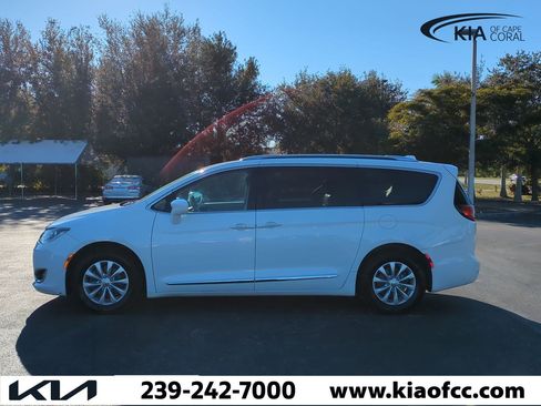 Used 2018 Chrysler Pacifica Touring-L Plus image 8