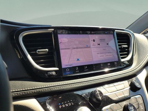 Used 2024 Chrysler Pacifica Touring-L w/ Uconnect Theater Family Group FWD image 17