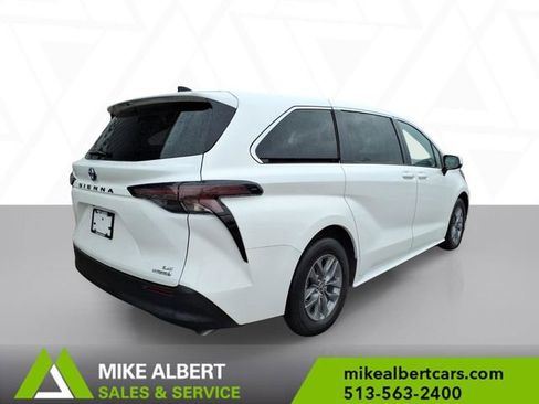 Used 2024 Toyota Sienna LE image 7