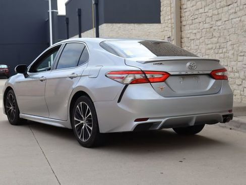 Used 2018 Toyota Camry SE w/ Moonroof Package FWD image 3