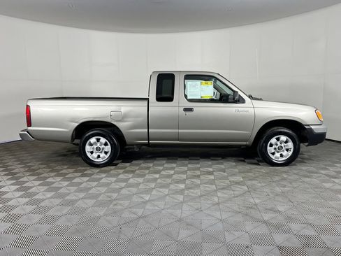 Used 2000 Nissan Frontier XE image 5