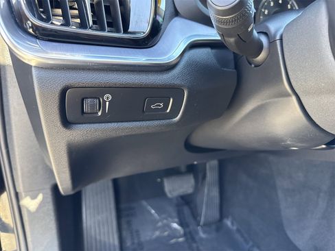 Used 2020 Volvo S60 T6 Momentum image 37