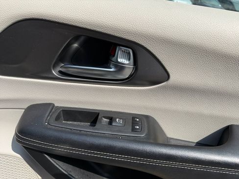 Used 2022 Chrysler Pacifica Touring-L FWD image 41