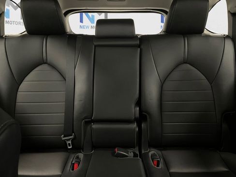 Used 2021 Toyota Highlander XLE image 11