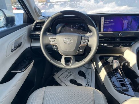 Certified 2025 Toyota Crown Limited image 15