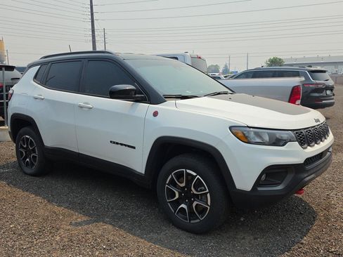 Used 2024 Jeep Compass Trailhawk AWD/4WD image 2