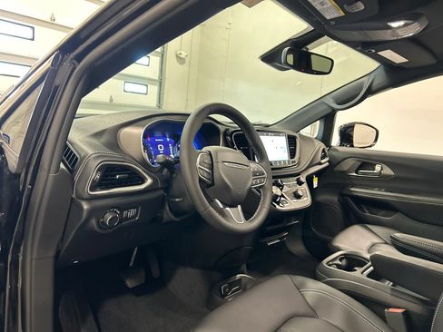 New 2027 Chrysler Pacifica Select FWD image 18