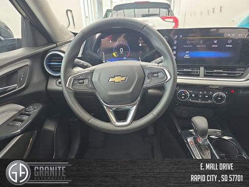 Used 2025 Chevrolet Trax LT w/ LT Convenience Package FWD image 13