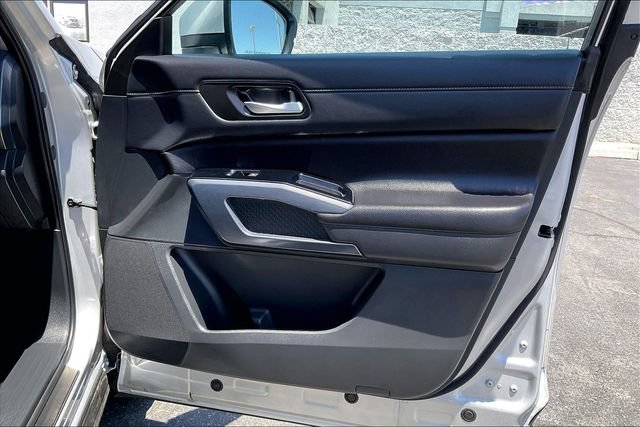 Used 2025 Nissan Pathfinder SL w/ Lighting Package (N92) AWD/4WD image 23