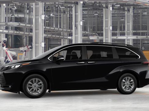 New 2026 Toyota Sienna XLE image 3
