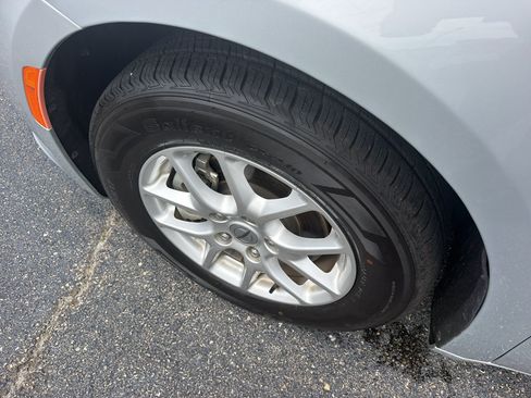 Used 2023 Chrysler Pacifica Touring-L FWD image 7
