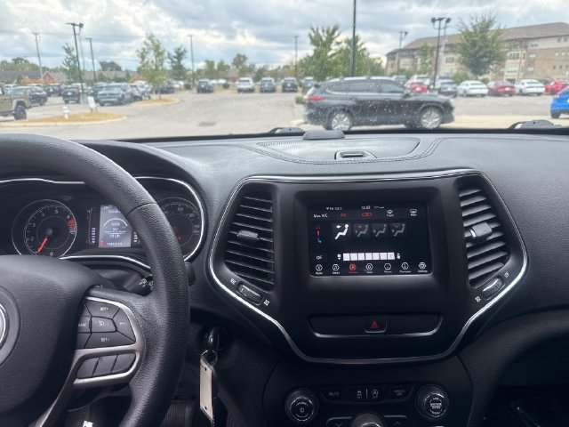 Used 2019 Jeep Cherokee Latitude w/ Popular Appearance Group FWD image 14