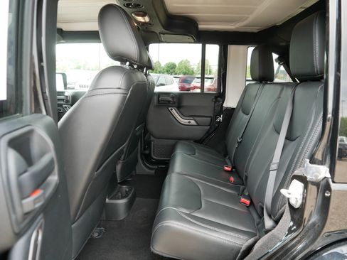 Used 2018 Jeep Wrangler Unlimited Sahara AWD/4WD image 35