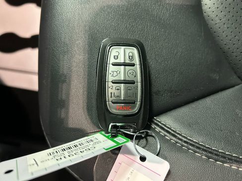 Used 2025 Chrysler Pacifica Select image 22