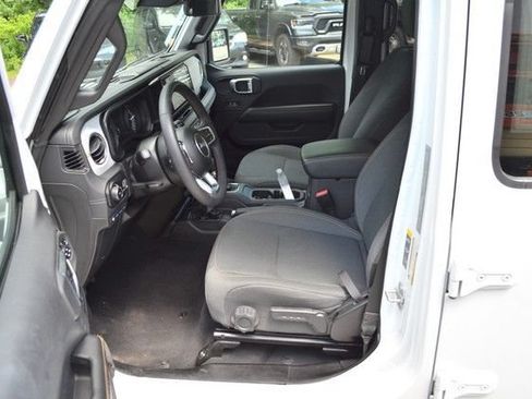 Used 2024 Jeep Wrangler Unlimited Sahara AWD/4WD image 17