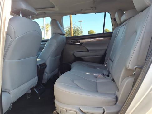 Used 2022 Toyota Highlander Limited image 14