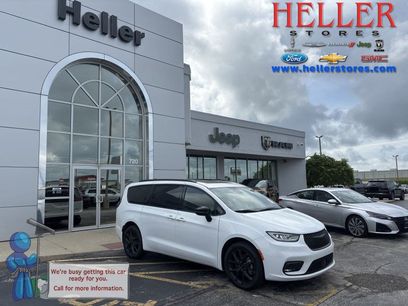 Used 2023 Chrysler Pacifica Limited w/ Uconnect Theater Family Group